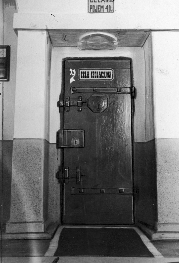 Drzwi do celi więzienia świętokrzyskiego 
