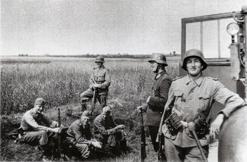 Żandarmi niemieccy w czasie pacyfikacji Michniowa w 1943 r. 