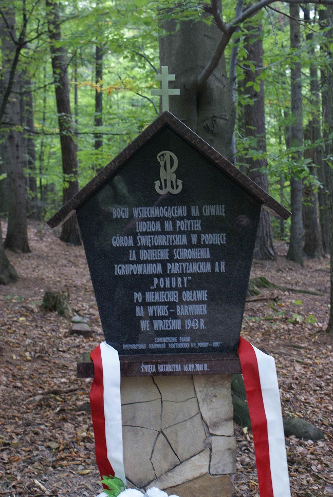 Kapliczka żołnierzy "Ponurego" w lesie Łysicy