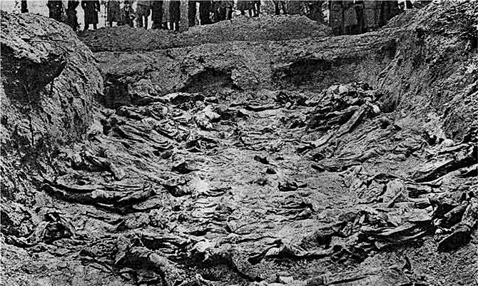 Katyń - zdjęcie z ekshumacji w 1943 r. 