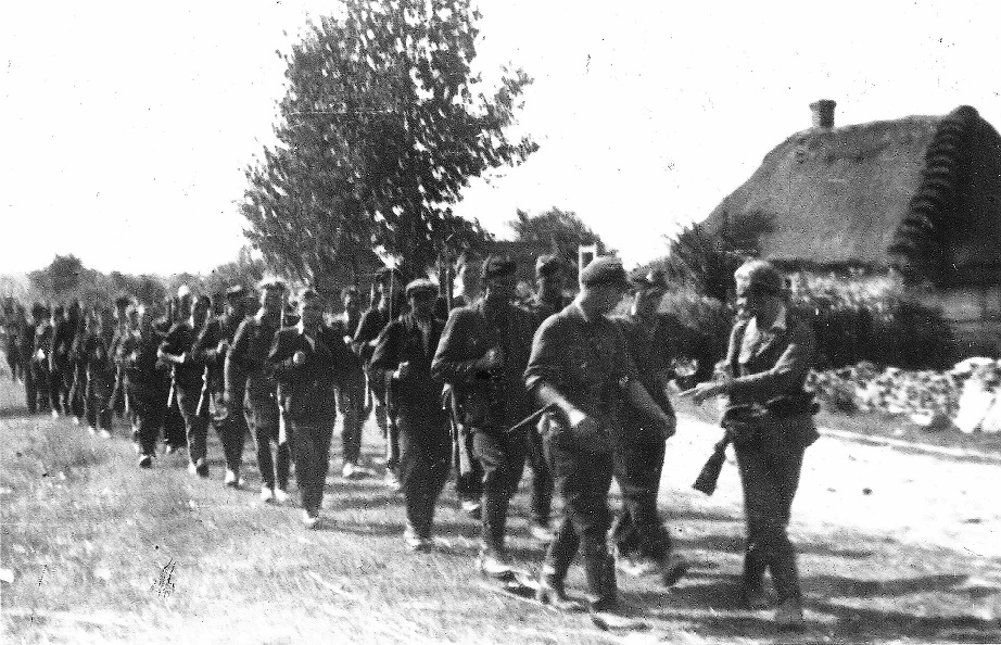 marsz na Warszawę sierpień 1944 - z prozdu - z prawej lesek biały