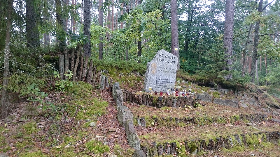 Obelisk, wyznaczający początek Partyzanckiej Drogi Krzyżowej na Wykusie
