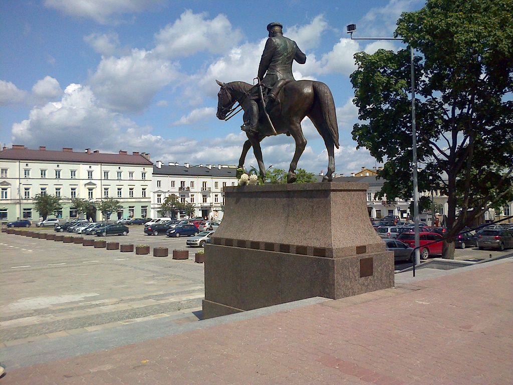 Pomnik J. Piłsudskiego na kieleckim Placu Wolności 