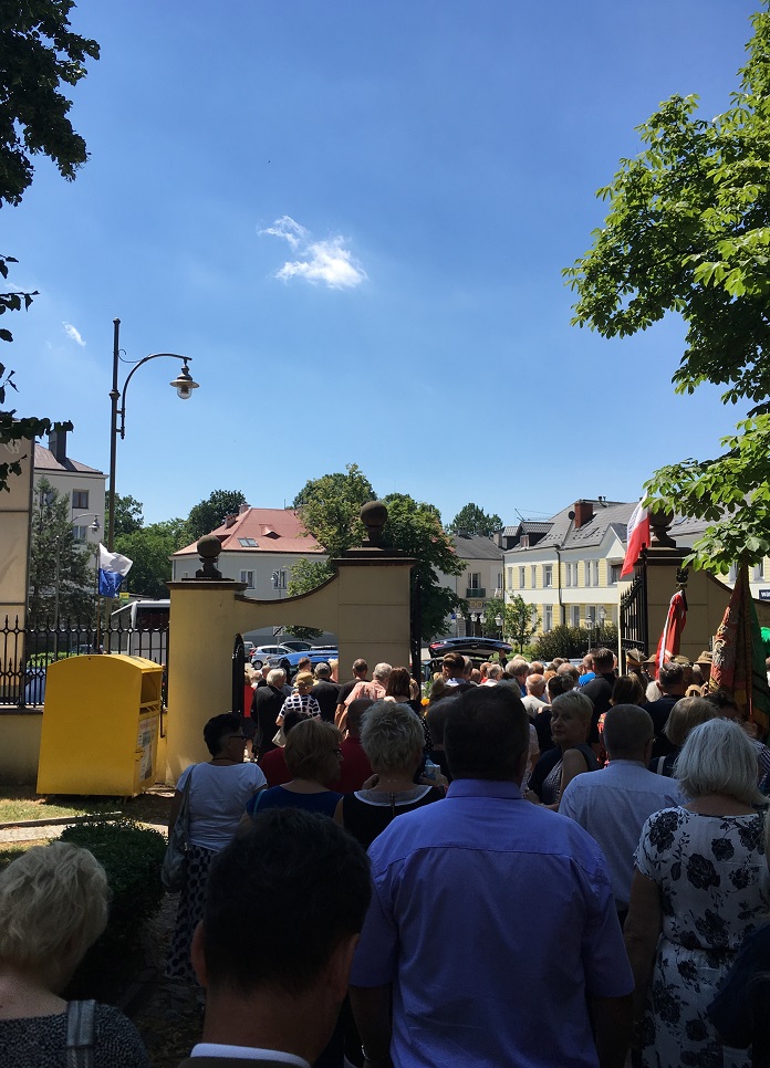 Pogrzeb Roberta Kulaka - plac przed kieleckim kościołem Św. Wojciecha