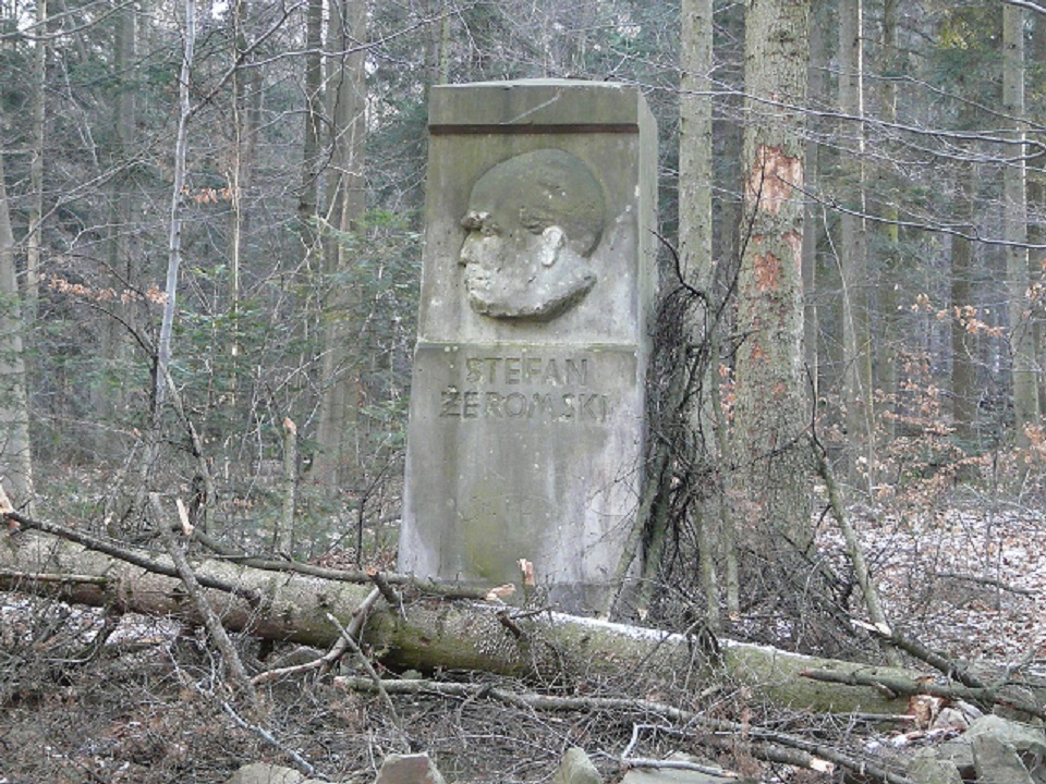 Pomnik Żeromskiego w łysickiej kniei 