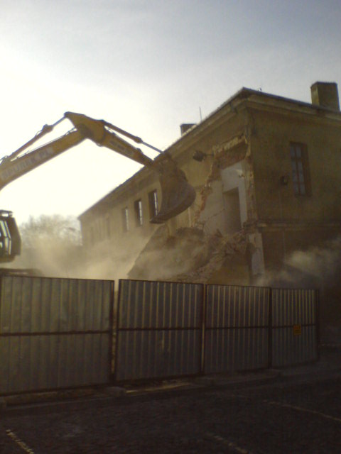 Wyburzenie części więzienia kieleckiego w 2009 r.