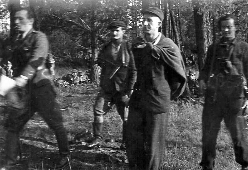 Żołnierze "Szarego" w czsie odskoku po rozbiciu kieleckiego więzienia UB - 1945 r. 